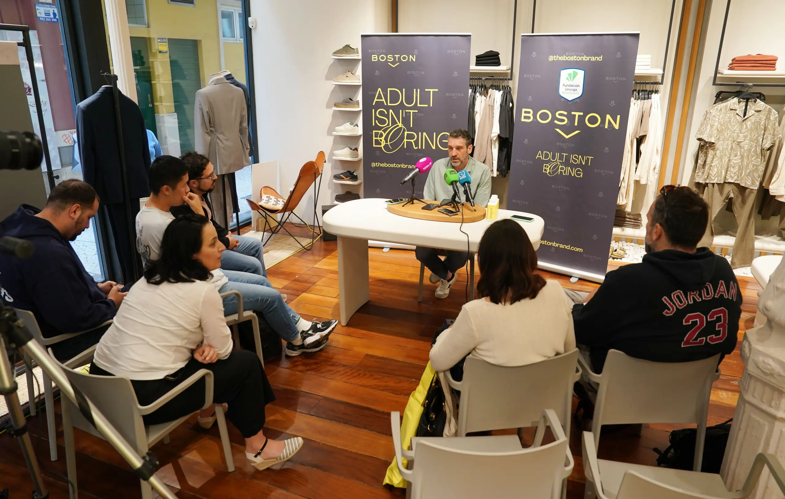LOS MEDIOS EN LA RUEDA DE PRENSA DE IBON NAVARRO PREVIA A LA FINAL FOUR