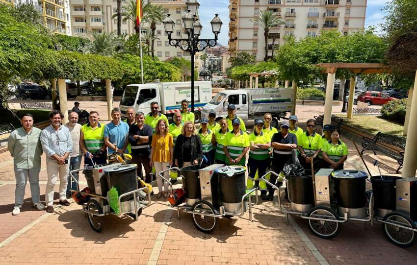 La alcaldesa y los concejales posan junto a operarios y responsables del Area de Limpieza