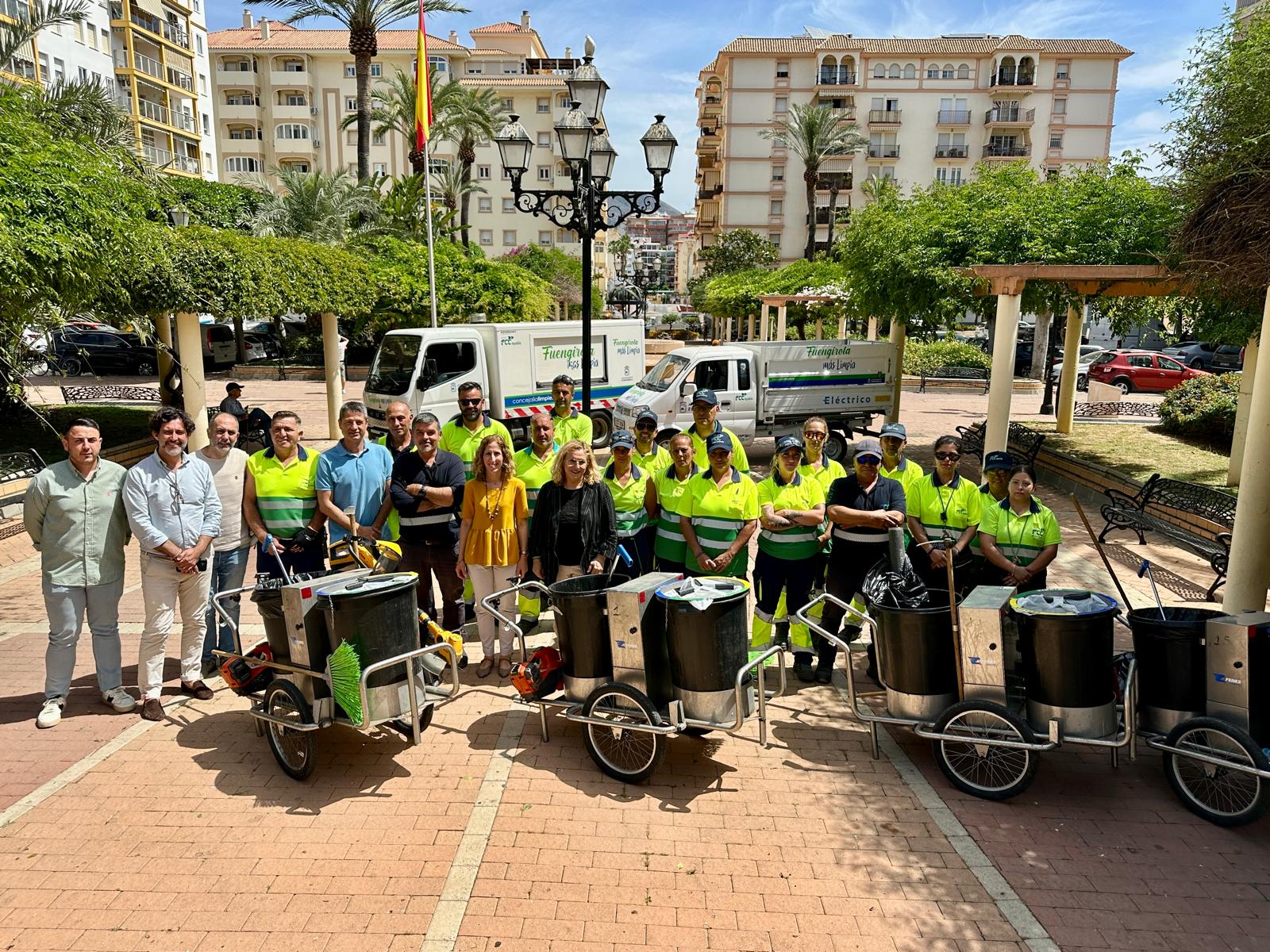 Radio Marca 34 La alcaldesa y los concejales posan junto a operarios y responsables del Area de Limpieza