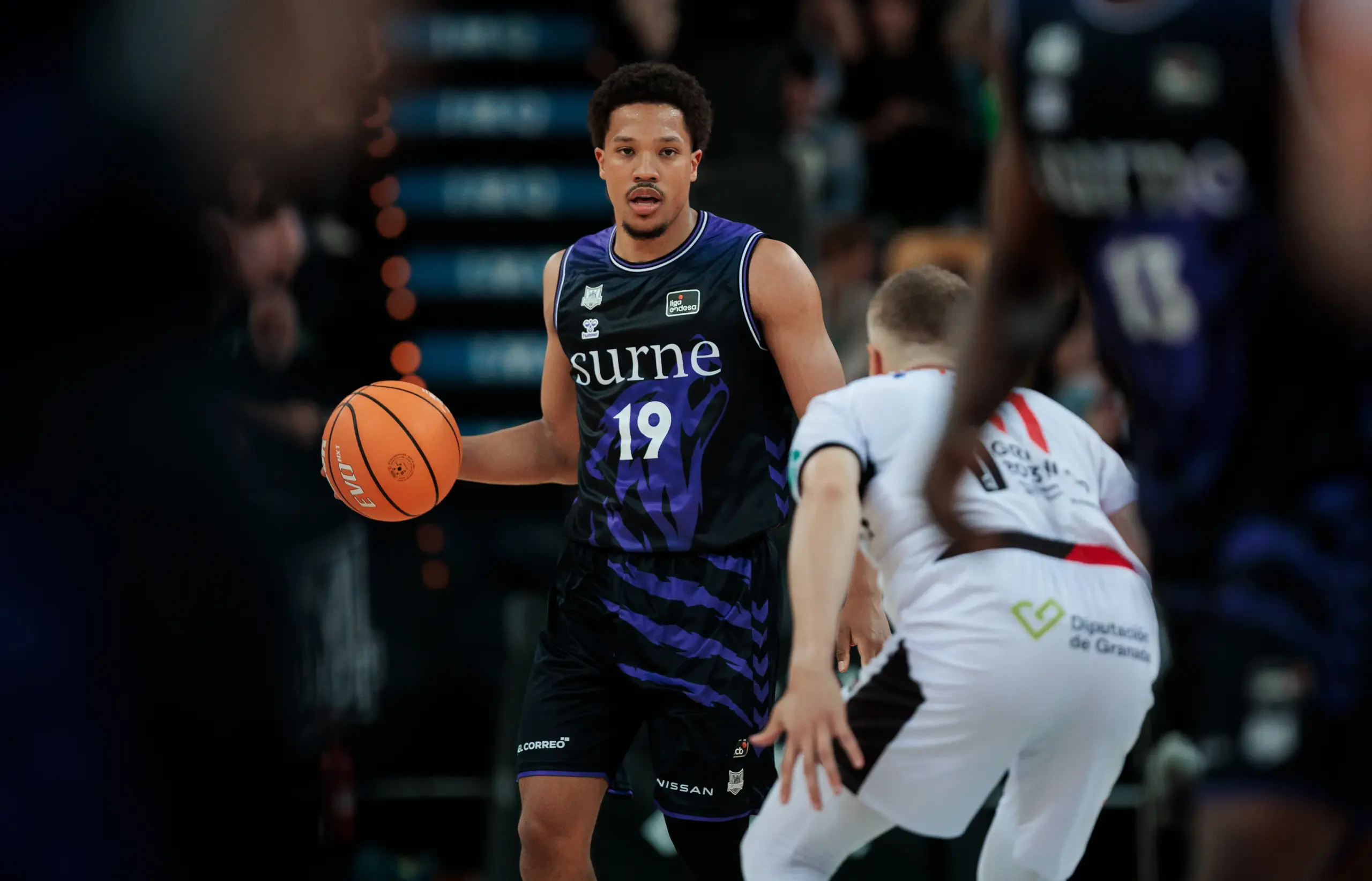MELVIN PANTZAR LIDERA AL BILBAO EN LA VICTORIA ANTE GRANADA Y METE PRESIÓN AL UNICAJA