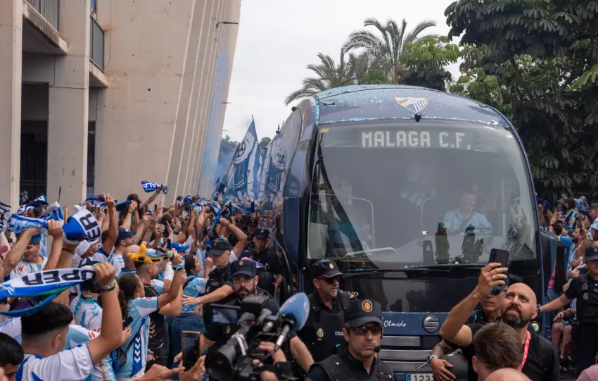 Así fue el recibimiento al autobús del Málaga CF