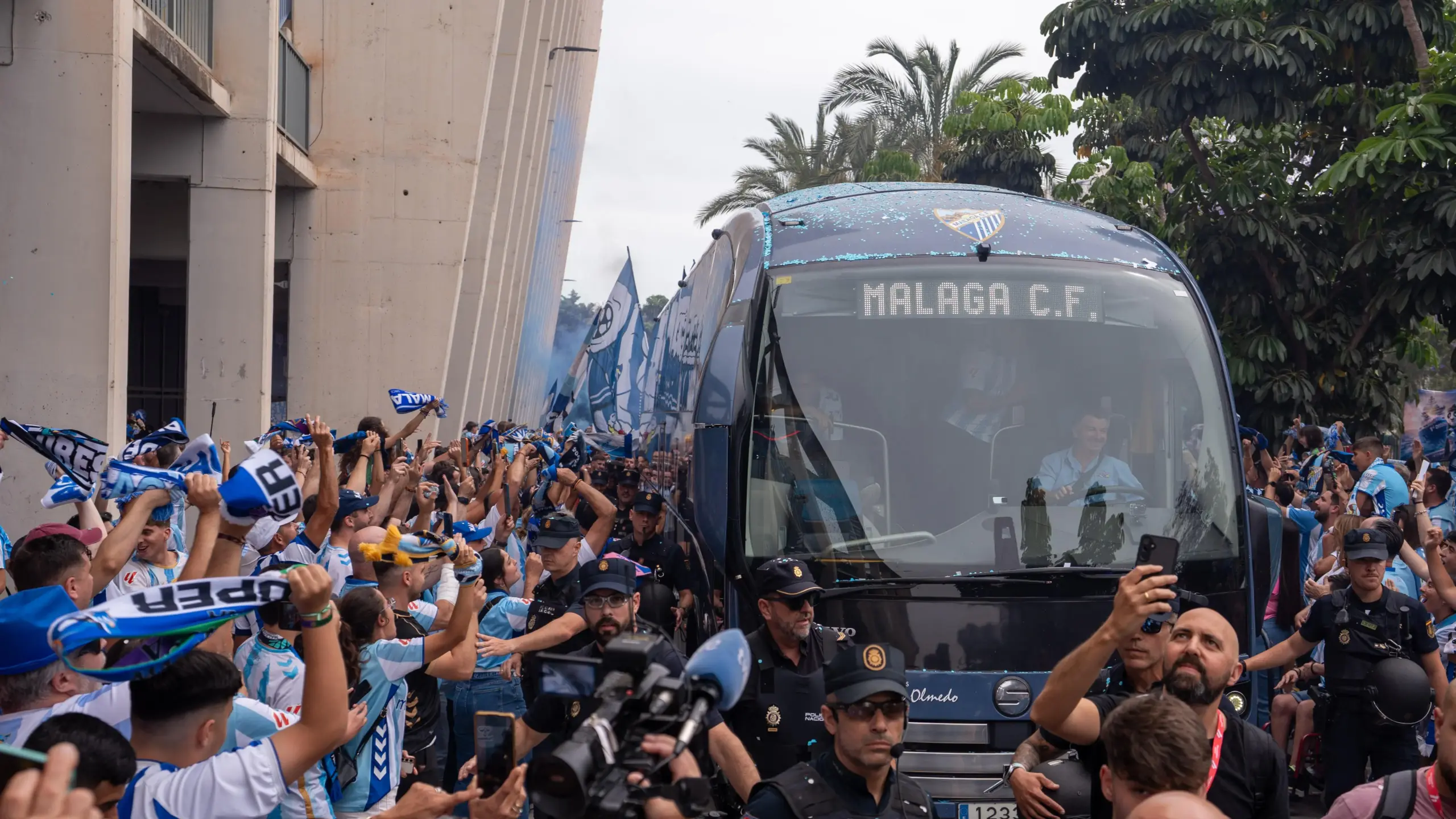 Así fue el recibimiento al autobús del Málaga CF