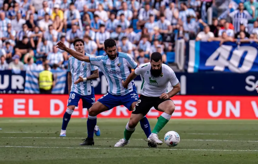 CRÓNICA | Un Málaga CF superado empata ante el Racing... y deja todo por decidir en la última jornada