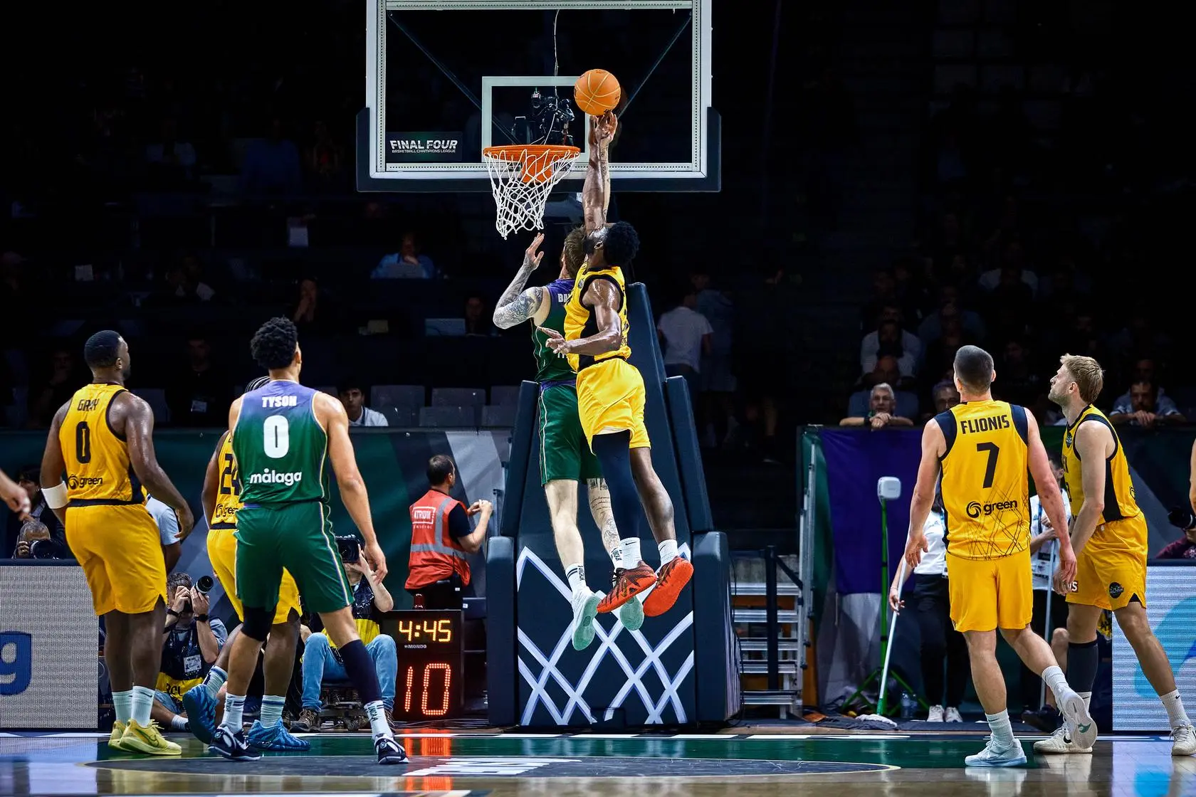 CRÓNICA | Una deficiente primera parte deja a Unicaja fuera de la final y disipa el sueño del 'Three peat' (65-78)