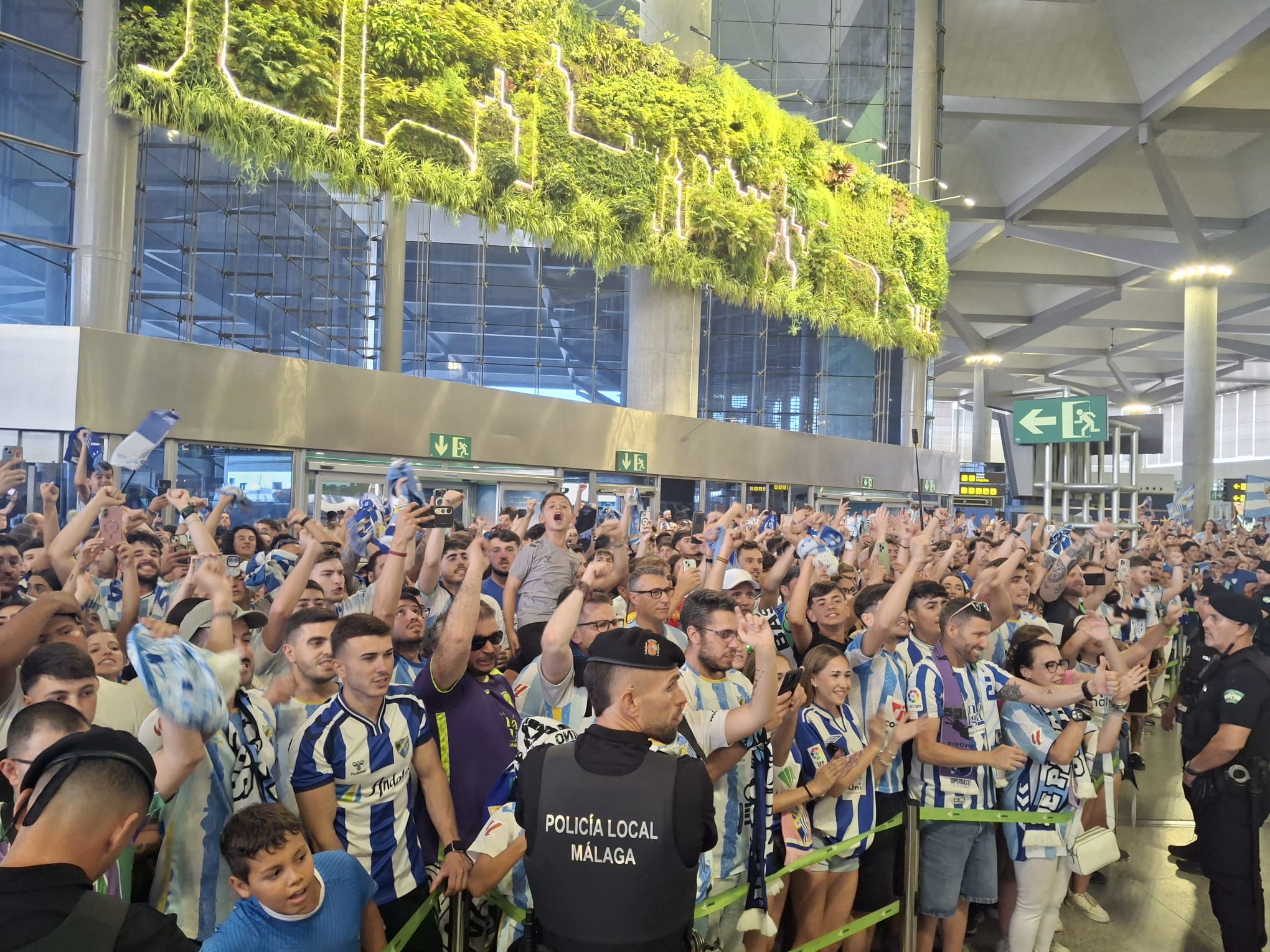 Las mejores fotos y vídeos del histórico recibimiento al Málaga CF en el Aeropuerto antes del playoff 1 1 3
