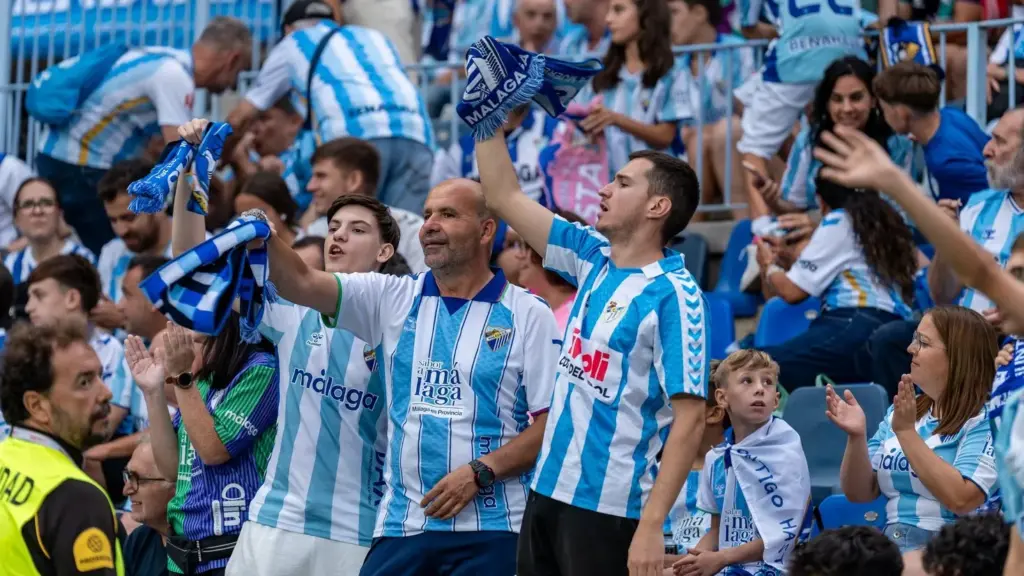 10 AFICION MALAGA CF ANIMANDO CONTRA LAS PALMAS 11zon