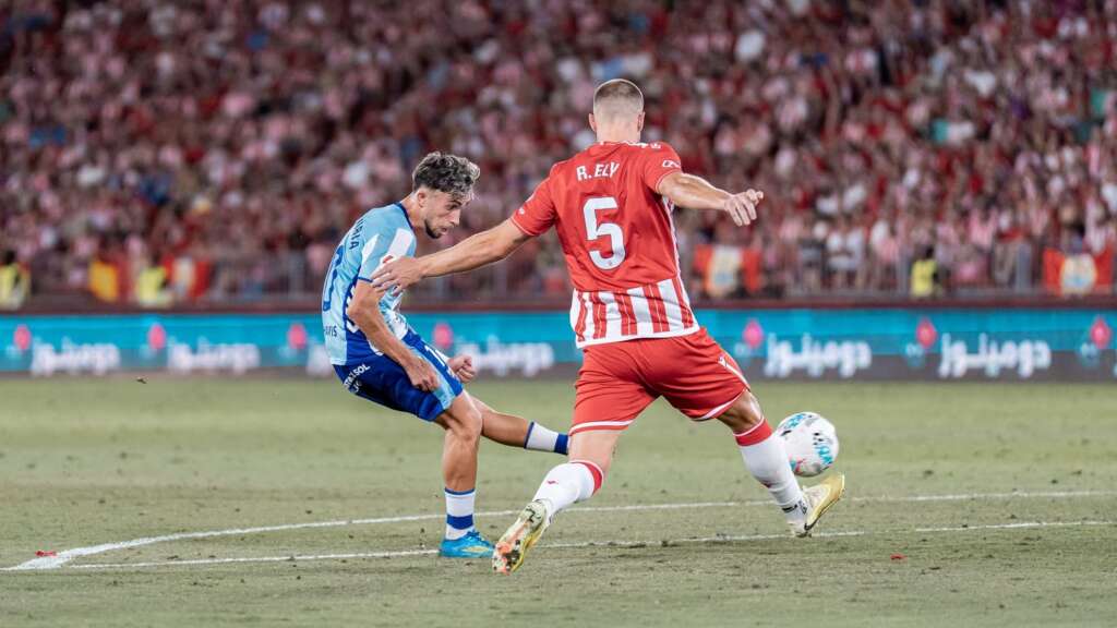 10 - LARRUBIA GOLPEA EL BALÓN EN EL GOL ANTE EL ALMERÍA