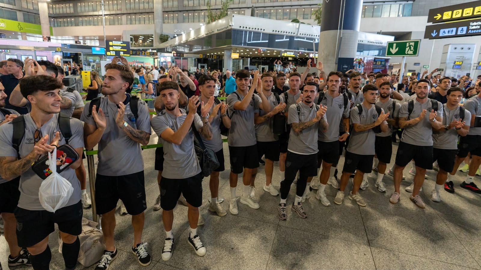 Las mejores fotos y vídeos del histórico recibimiento al Málaga CF en el Aeropuerto antes del playoff 8 10