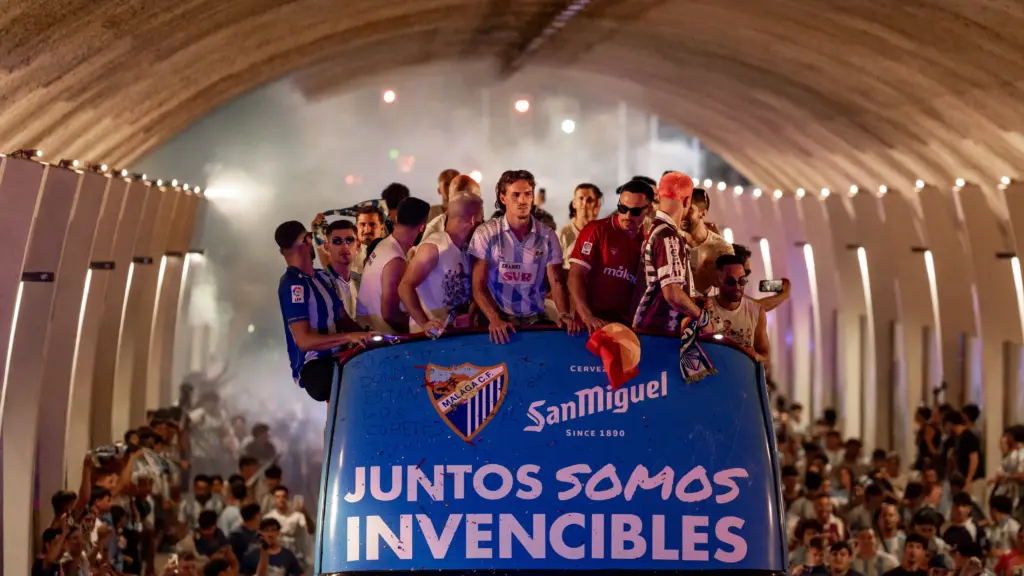 100. tunel malaga cf autobus recio alfonso herrero celebracion ascenso