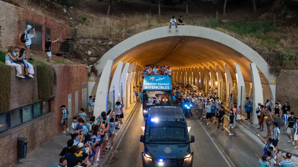 101. tunel autobus celebracion ascenso malaga cf aficion