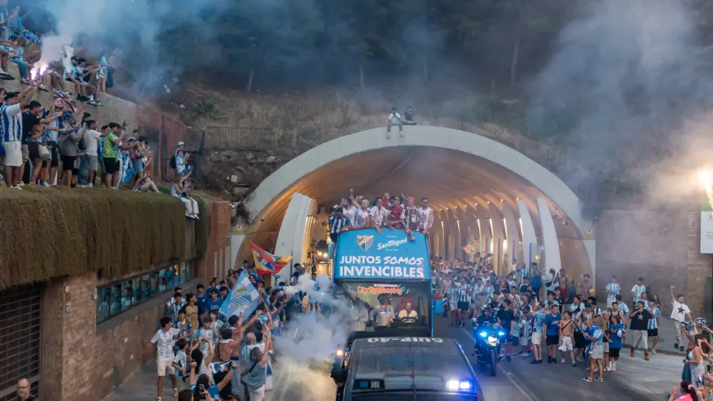 102. tunel autobus celebracion ascenso malaga cf aficion