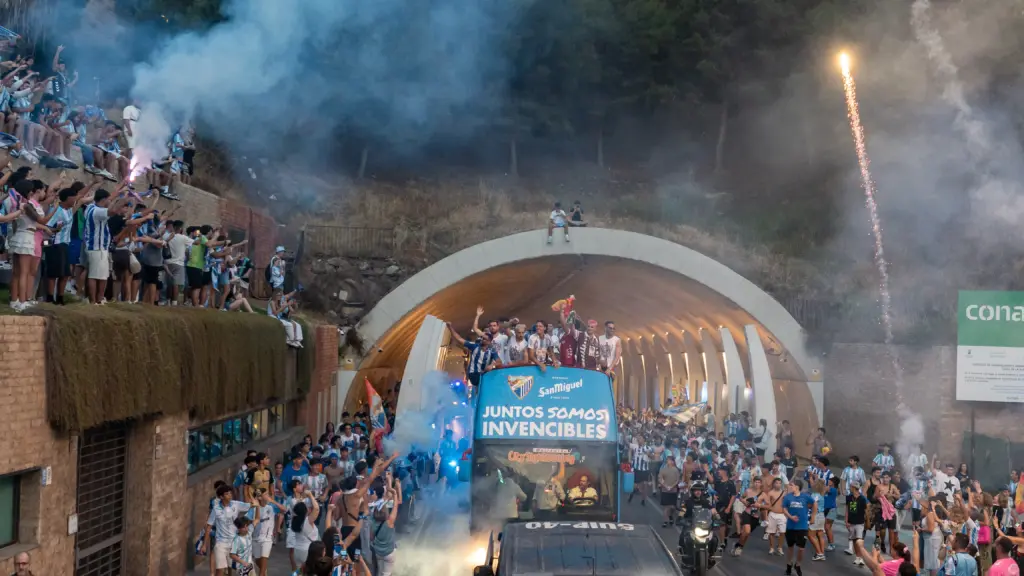 103. tunel autobus celebracion ascenso malaga cf aficion