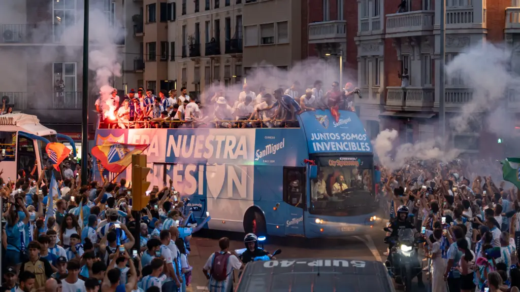 106. Autobus malaga cf aficion humo bengalas banderas celebracion