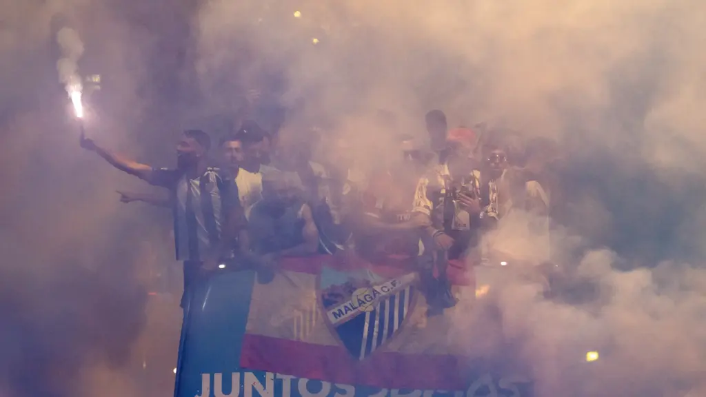 114. einar ramon muirllo larrubia ascenso celebracion malaga cf bandera autobus