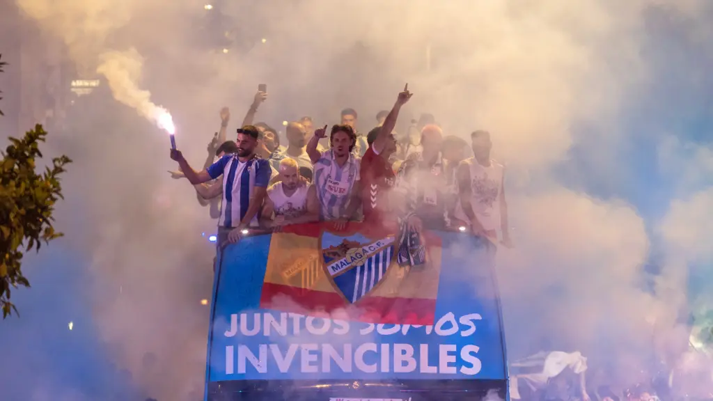 115. Einar Ramon recio alfonso herrero malaga cf bandera autobus ascenso celebracion