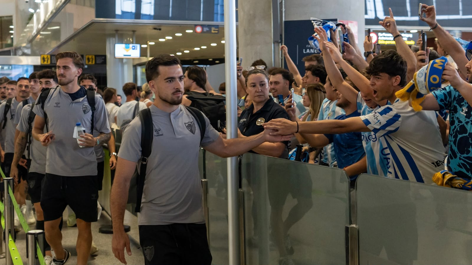 Las mejores fotos y vídeos del histórico recibimiento al Málaga CF en el Aeropuerto antes del playoff 10 12