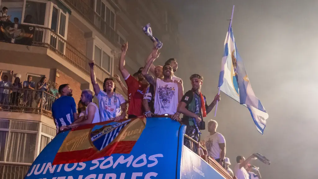 122. victor larruba murillo bandera malaga cf recio autobus ascenso primera division