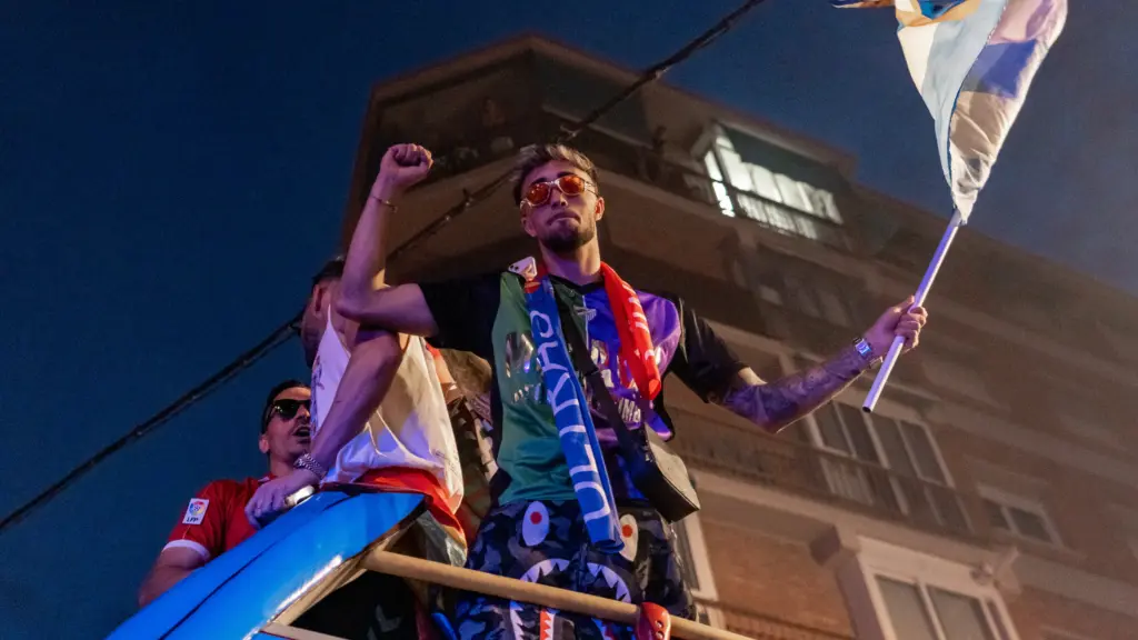 126. larrubia bandera malaga celebracion
