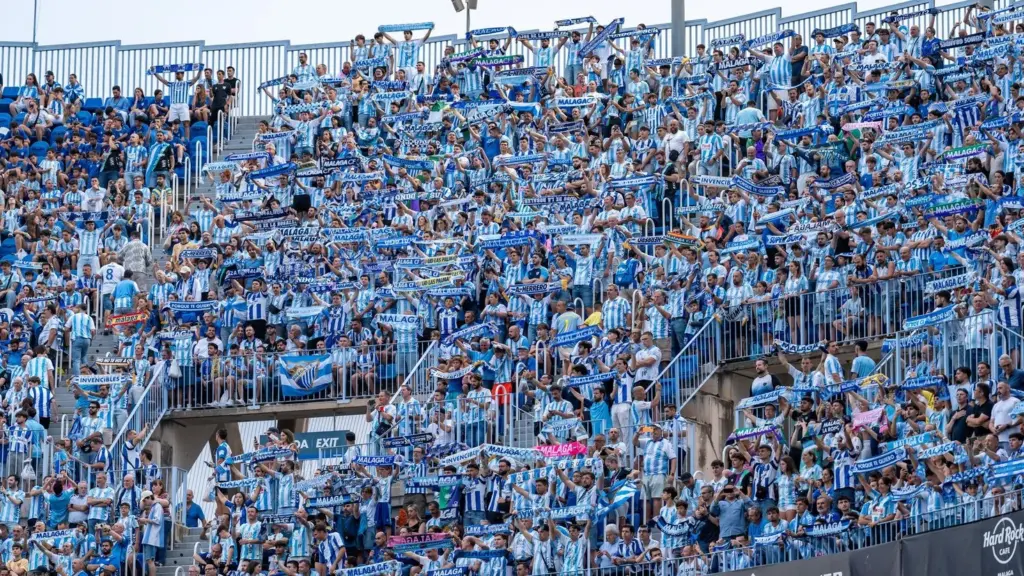 13 AFICION DEL MALAGA CF CANTA EL HIMNO EN LA ROSALEDA