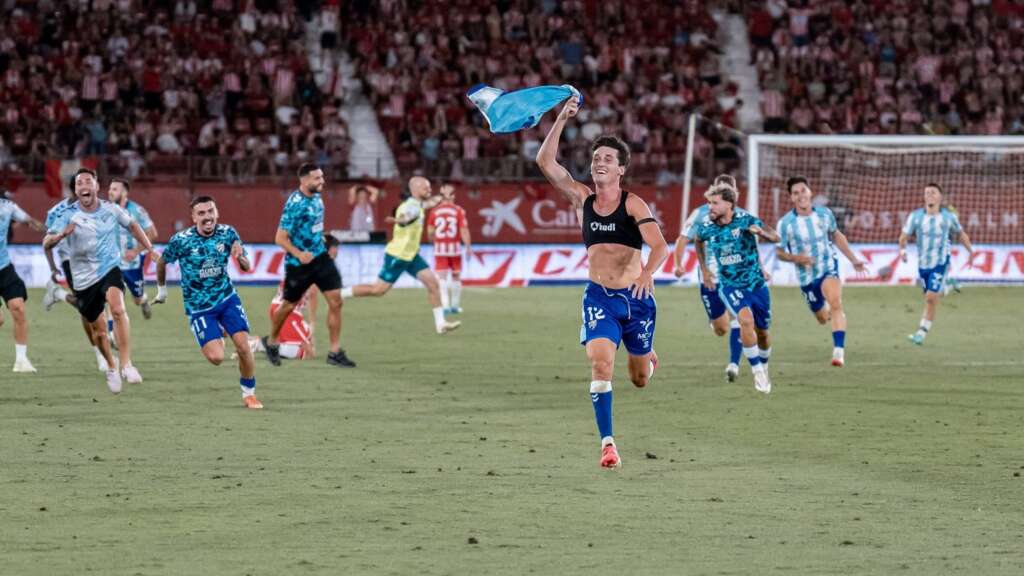 13 - DOTOR Y TODO EL MÁLAGA CELEBRA EL ASCENSO A PRIMERA