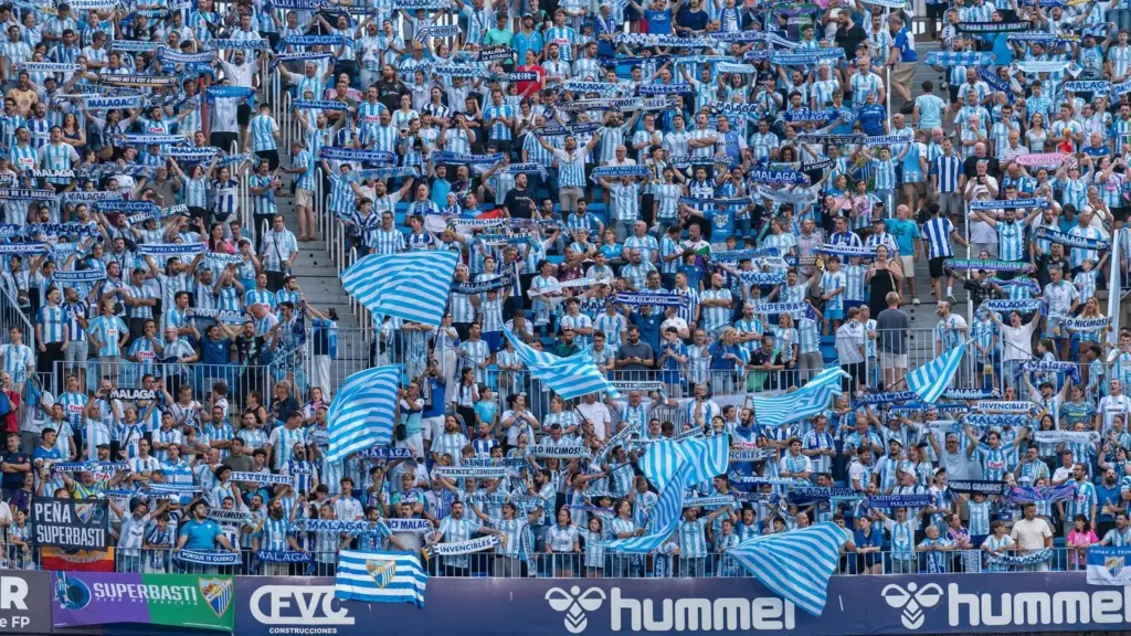 14 AFICION MALAGA CF CANTA EL HIMNO EN LA ROSALEDA