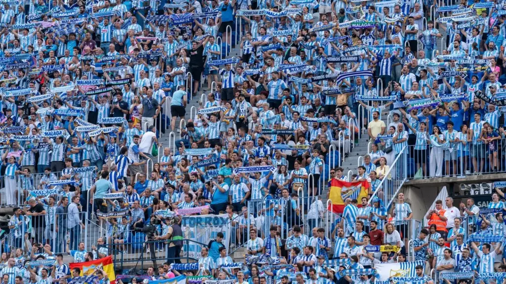 15 AFICION CANTA EL HIMNO EN LA ROSALEDA