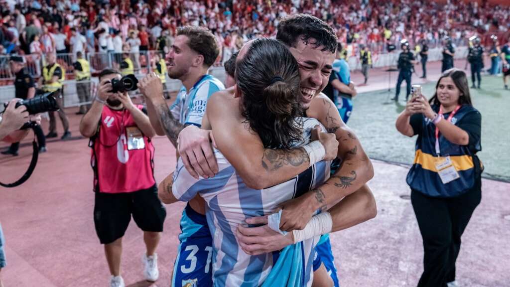 15 - RAFITA SE ABRAZA A RECIO EN LA CELEBRACIÓN DEL ASCENSO EN ALMERÍA