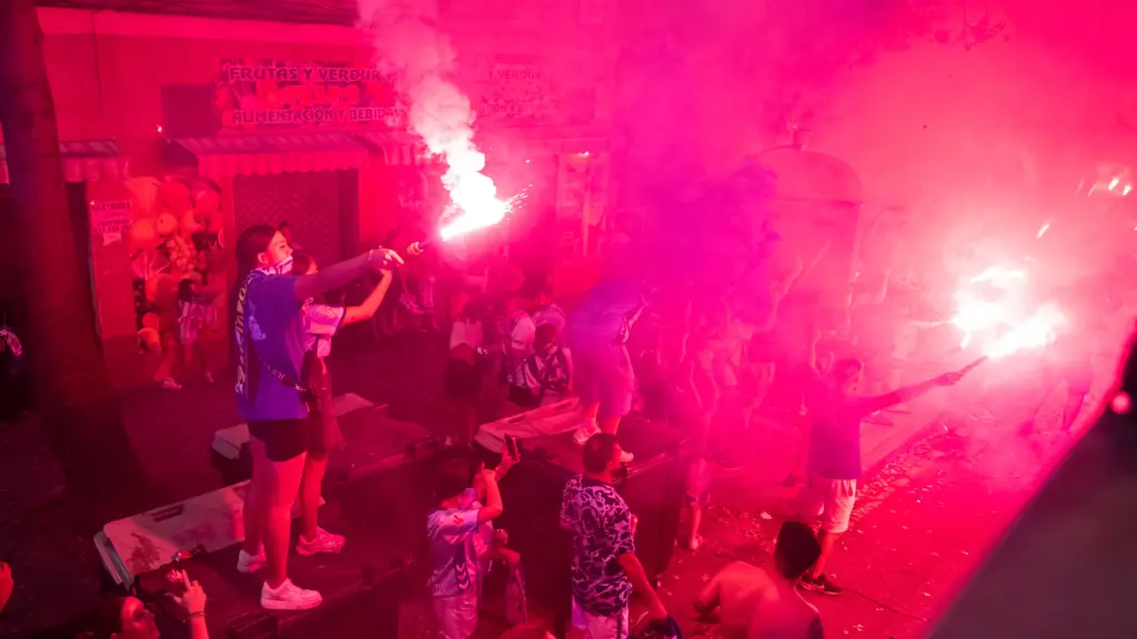 154. aficion celebracion malaga cf bengala ascenso