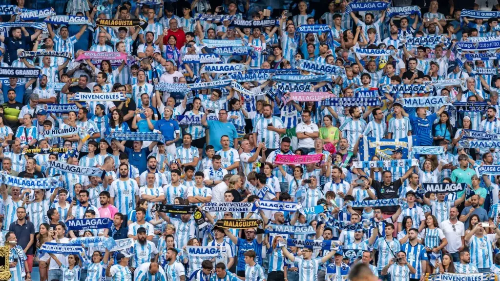 16 AFICION CANTA EL HIMNO DEL MALAGA CF