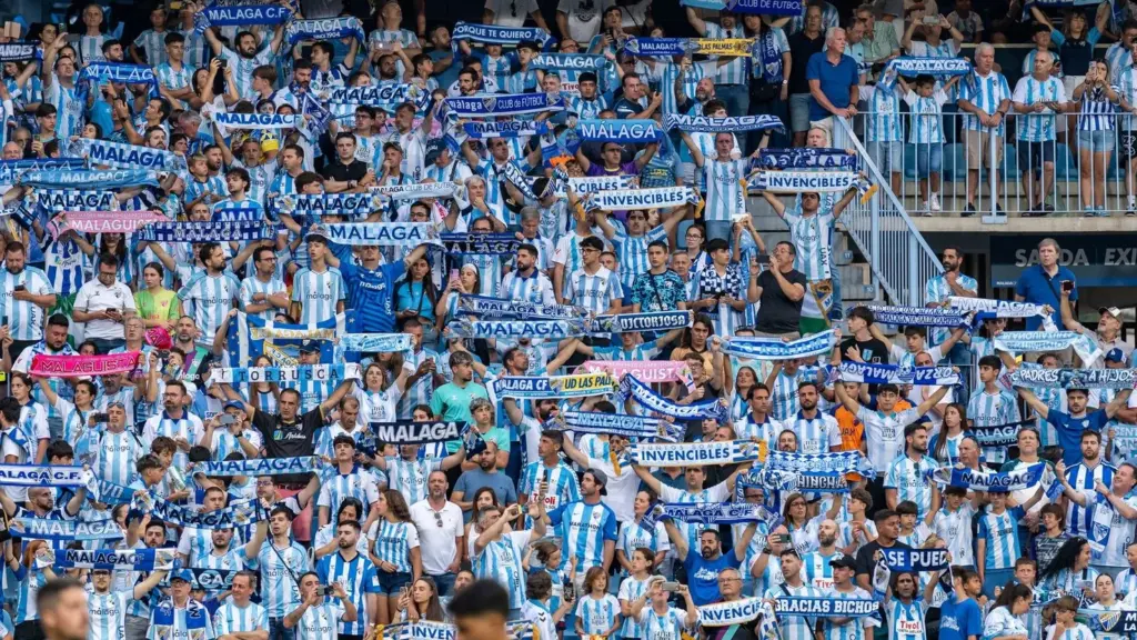 17 AFICION CANTA EL HIMNO EN LA ROSALEDA