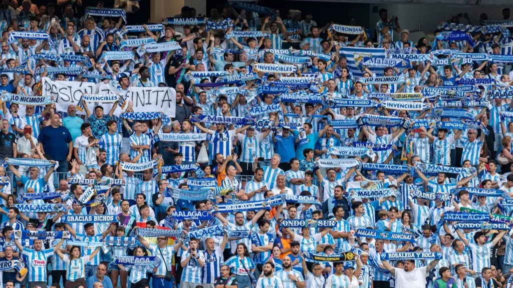 18 AFICION CANTA EL HIMNO EN LA ROSALEDA
