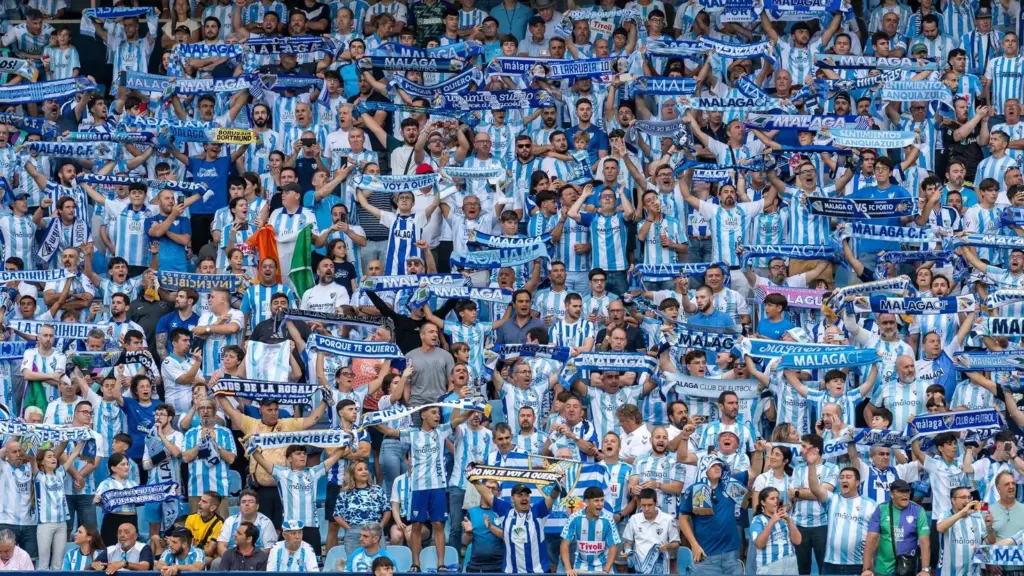 19 AFICION CANTA EL HIMNO EN LA ROSALEDA