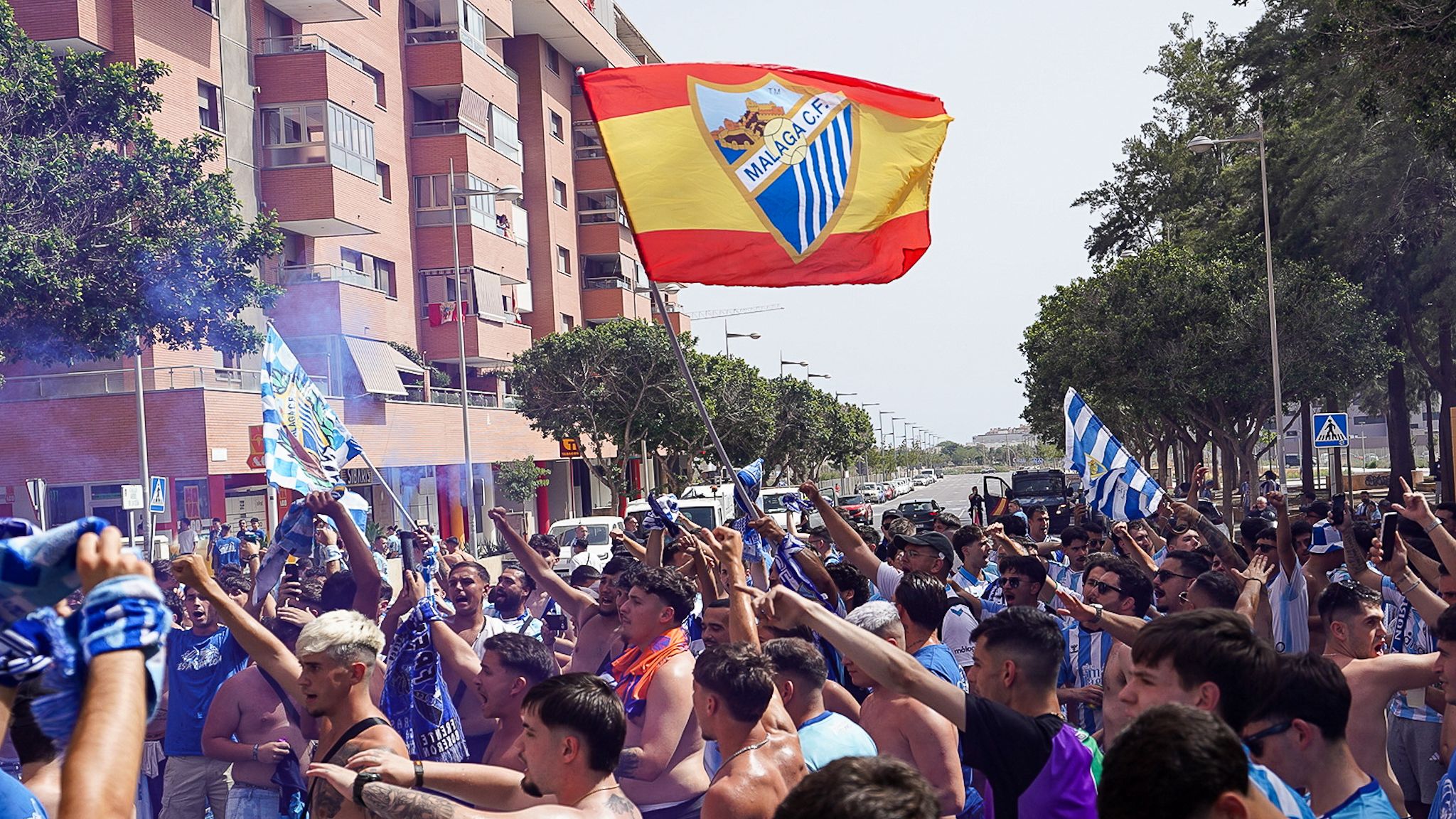DIRECTO Málaga CF | La marea blanquiazul sigue creciendo en Almería 2 2 11
