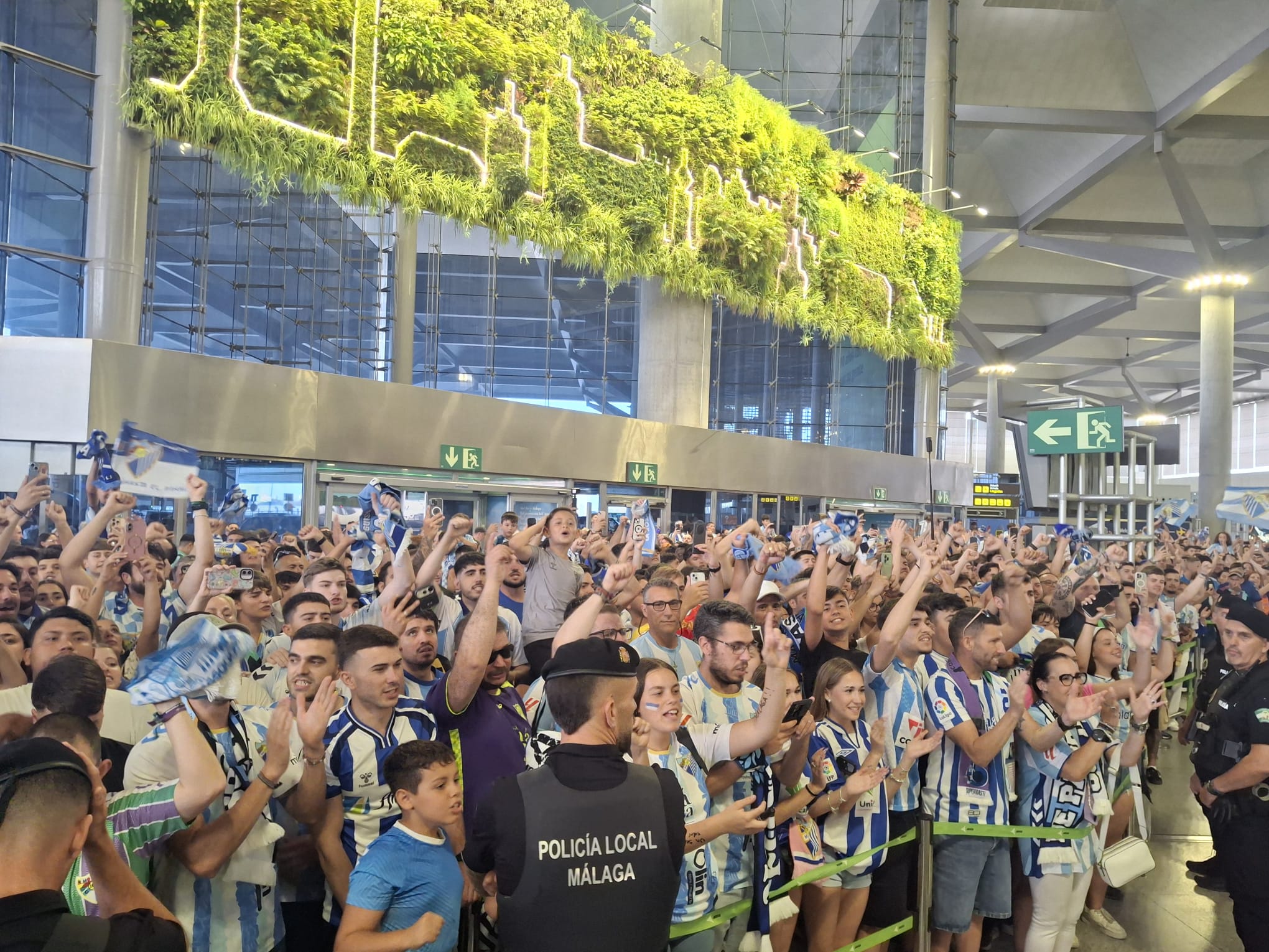 Las mejores fotos y vídeos del histórico recibimiento al Málaga CF en el Aeropuerto antes del playoff 2 2 3