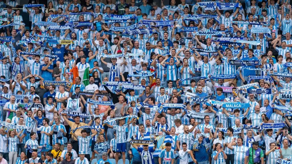 21 AFICION CANTA EL HIMNO EN LA ROSALEDA