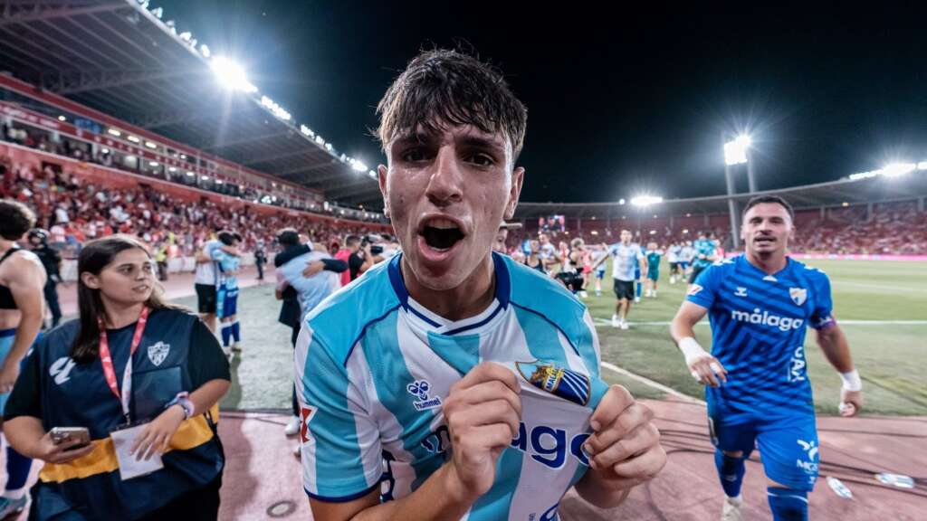 21 - IZAN MERINO SE MUESTRA EL ESCUDO