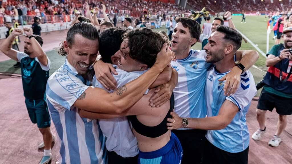 22 - ABRAZO DE LOS JUGADORES A IZNATA