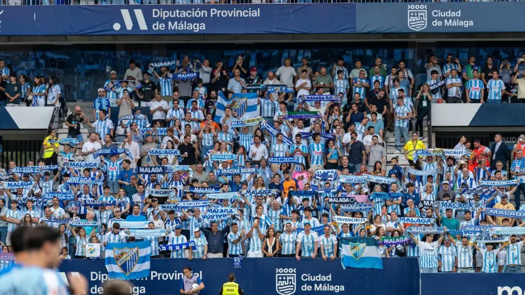 24 AFICION CANTA EL HIMNO EN LA ROSALEDA