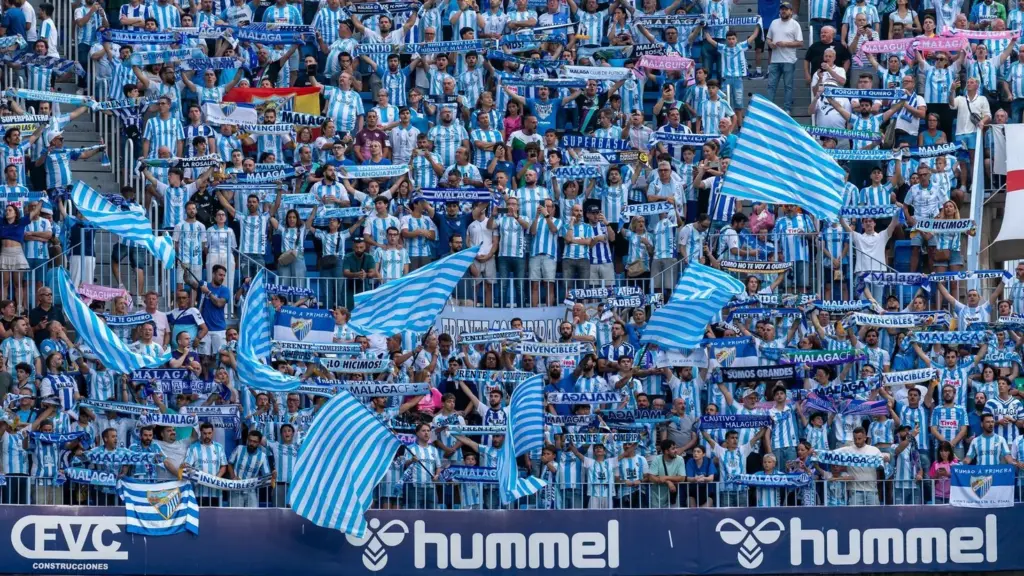 25 AFICION CANTA EL HIMNO EN LA ROSALEDA