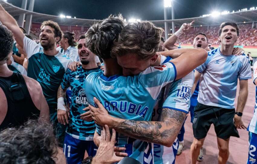 28 - ABRAZO NIÑO Y LARRUBIA EN LA CELEBRACIÓN DEL ASCENSO