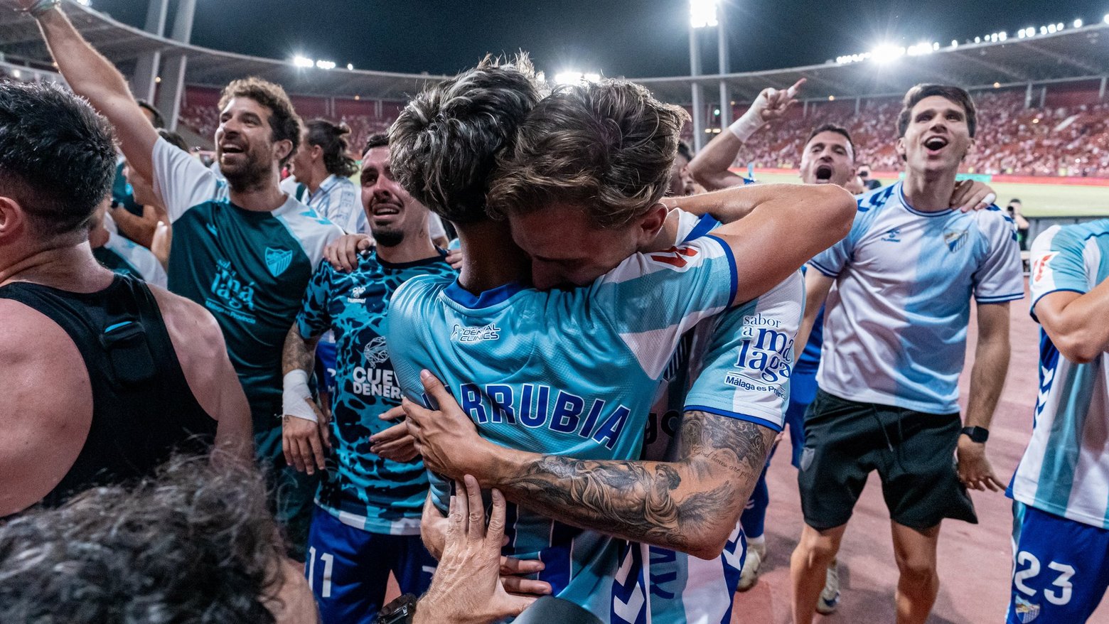 Radio Marca 2 28 - ABRAZO NIÑO Y LARRUBIA EN LA CELEBRACIÓN DEL ASCENSO
