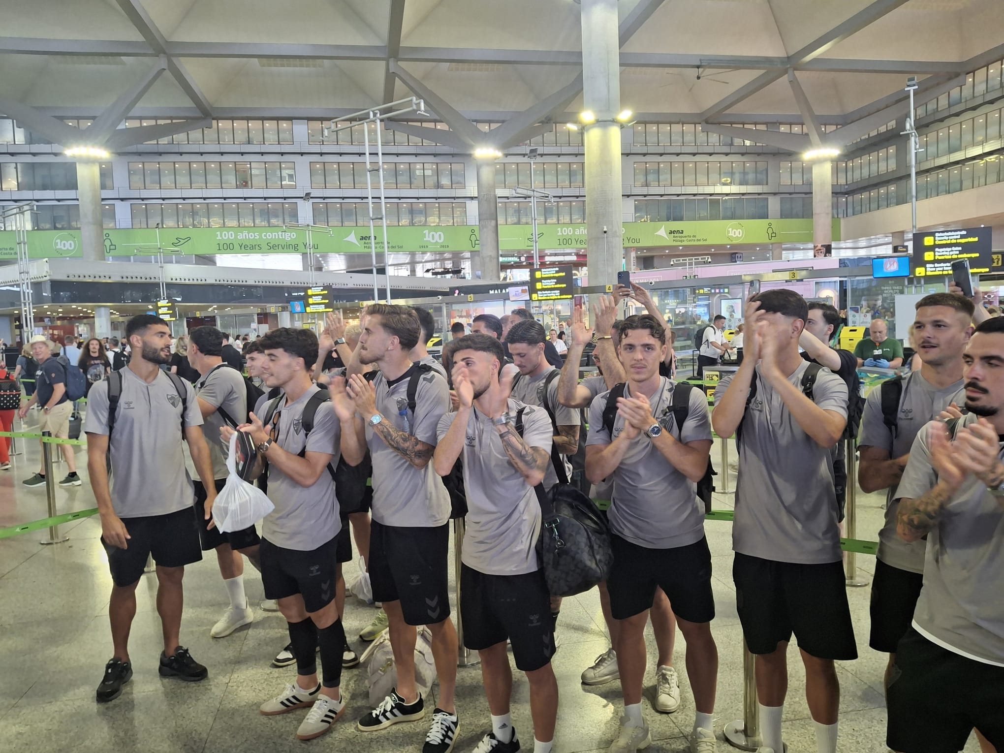 Las mejores fotos y vídeos del histórico recibimiento al Málaga CF en el Aeropuerto antes del playoff 3 3 2