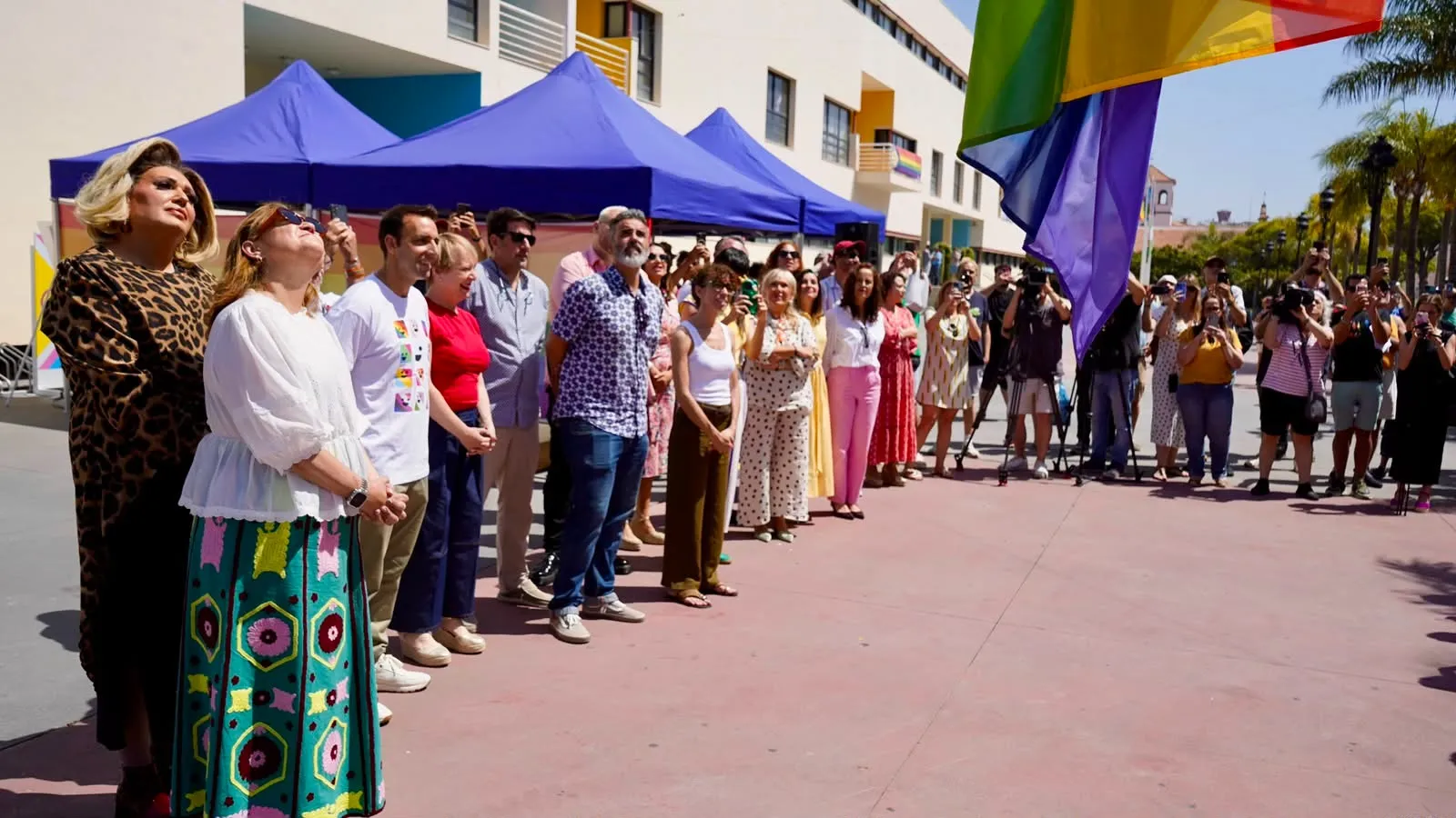 31 - DESPLIEGUE BANDERA LGTBI TORREMOLINOS