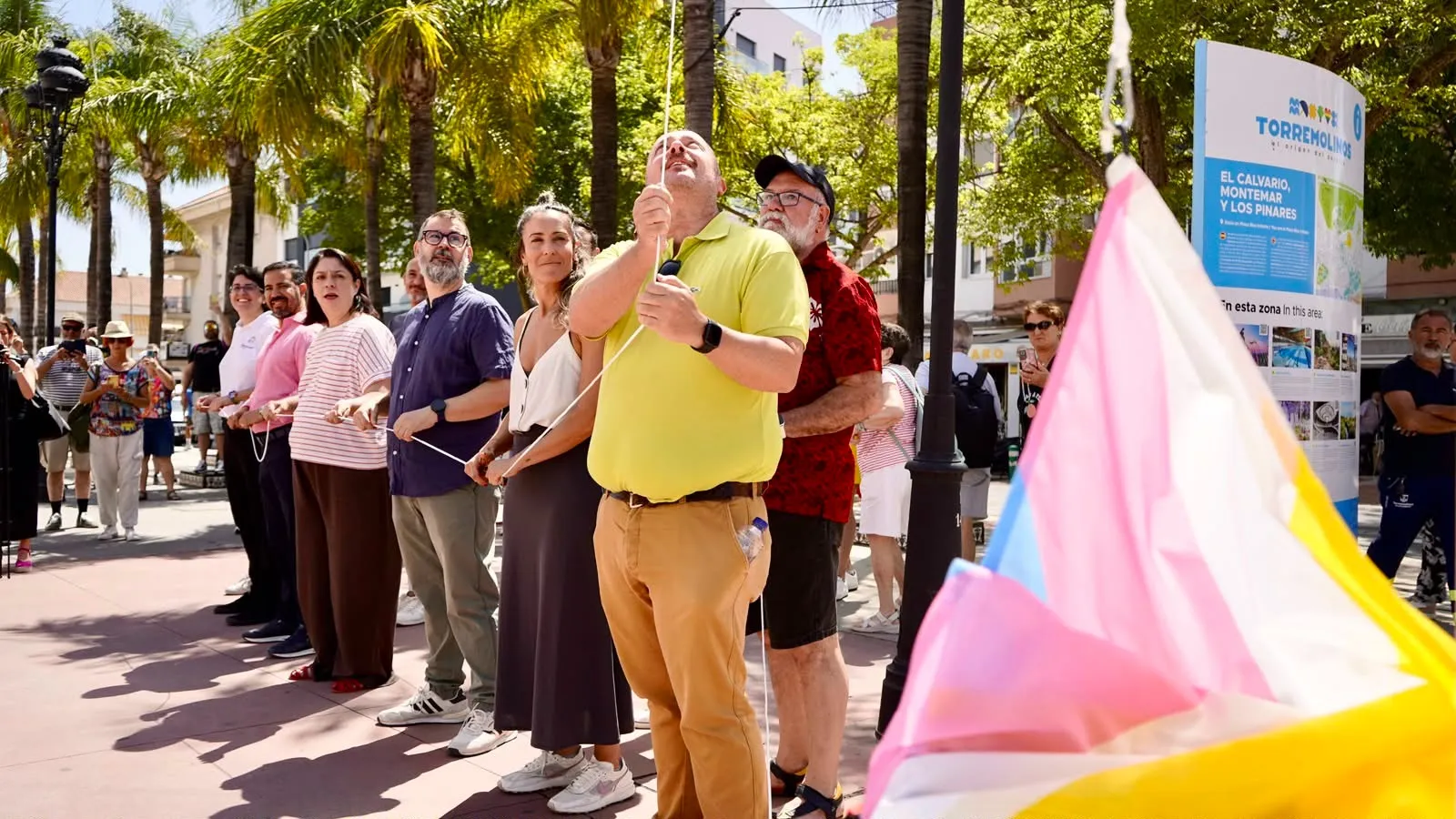 32 - DESPLIEGUE BANDERA LGTBI TORREMOLINOS
