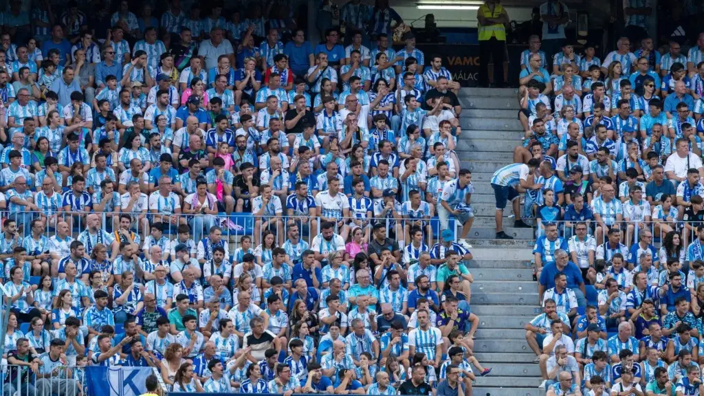 32 LA AFICION DEL MALAGA CF VISUALIZA EL DUELO ANTE LAS PALMAS