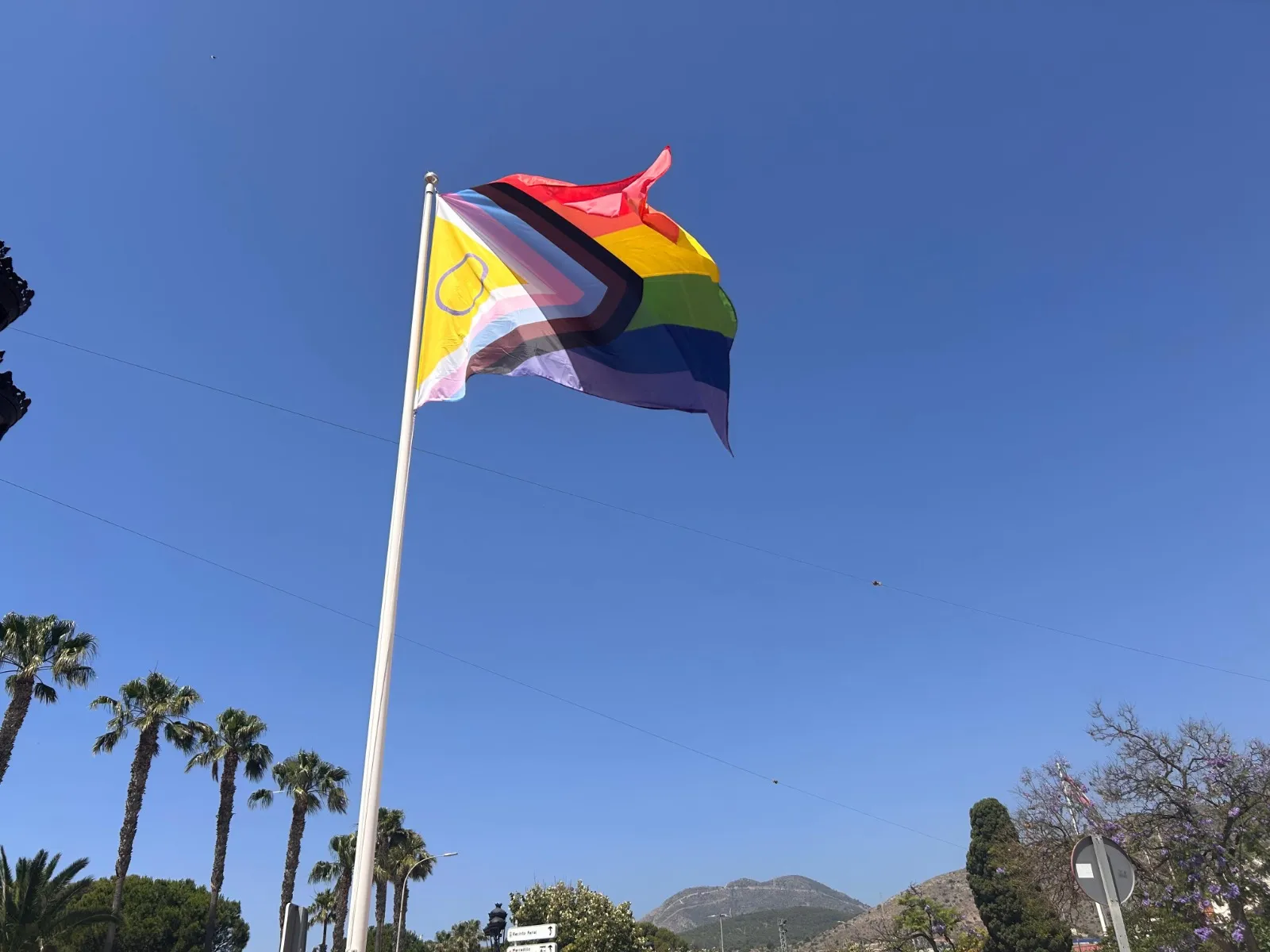 33 - DESPLIEGUE BANDERA LGTBI TORREMOLINOS