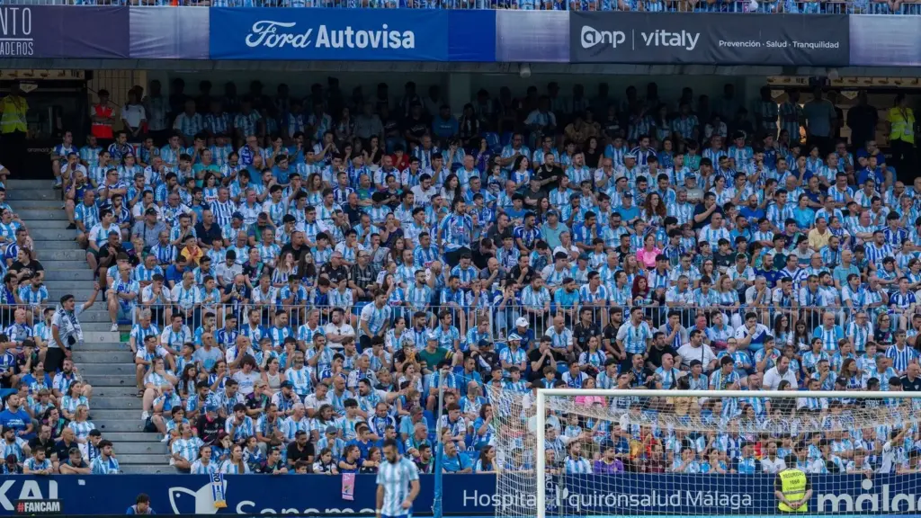 34 LA AFICION DEL MALAGA CF VISUALIZA EL DUELO ANTE LAS PALMAS