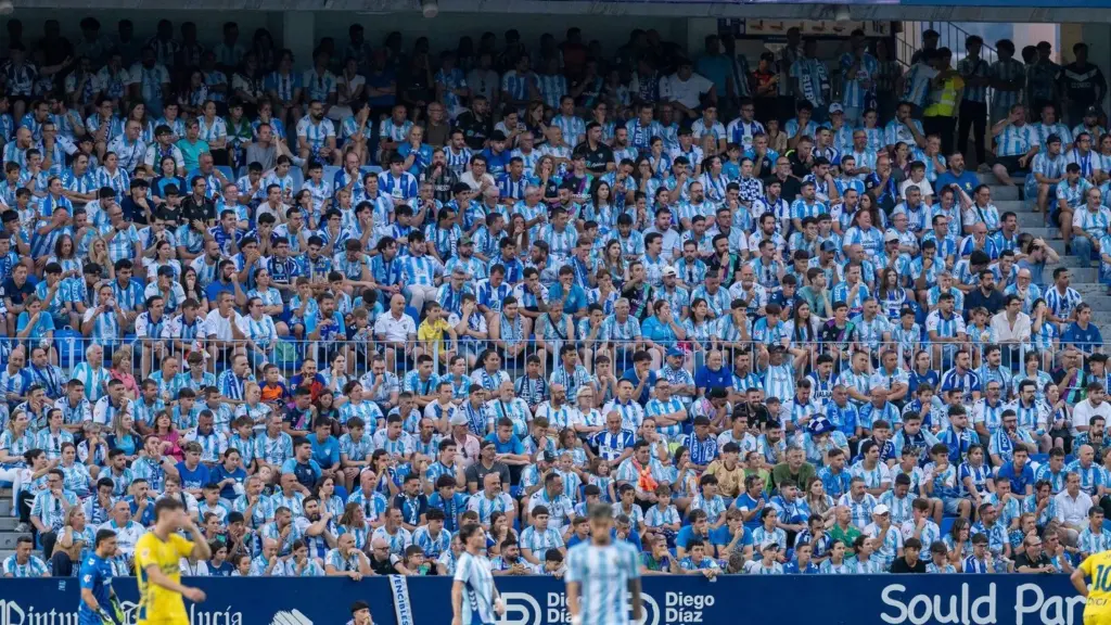 35 LA AFICION DEL MALAGA CF VISUALIZA EL DUELO ANTE LAS PALMAS