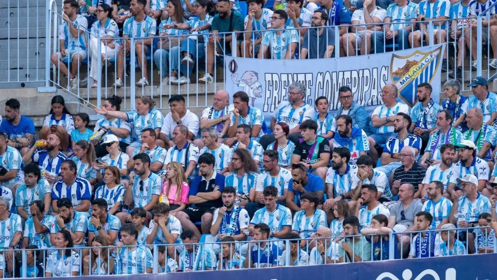 36 LA AFICION DEL MALAGA CF VISUALIZA EL DUELO ANTE LAS PALMAS
