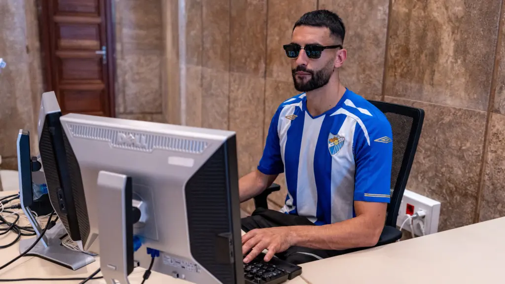 36. Einar Galilea ordenador meme gafas celebracion ascenso